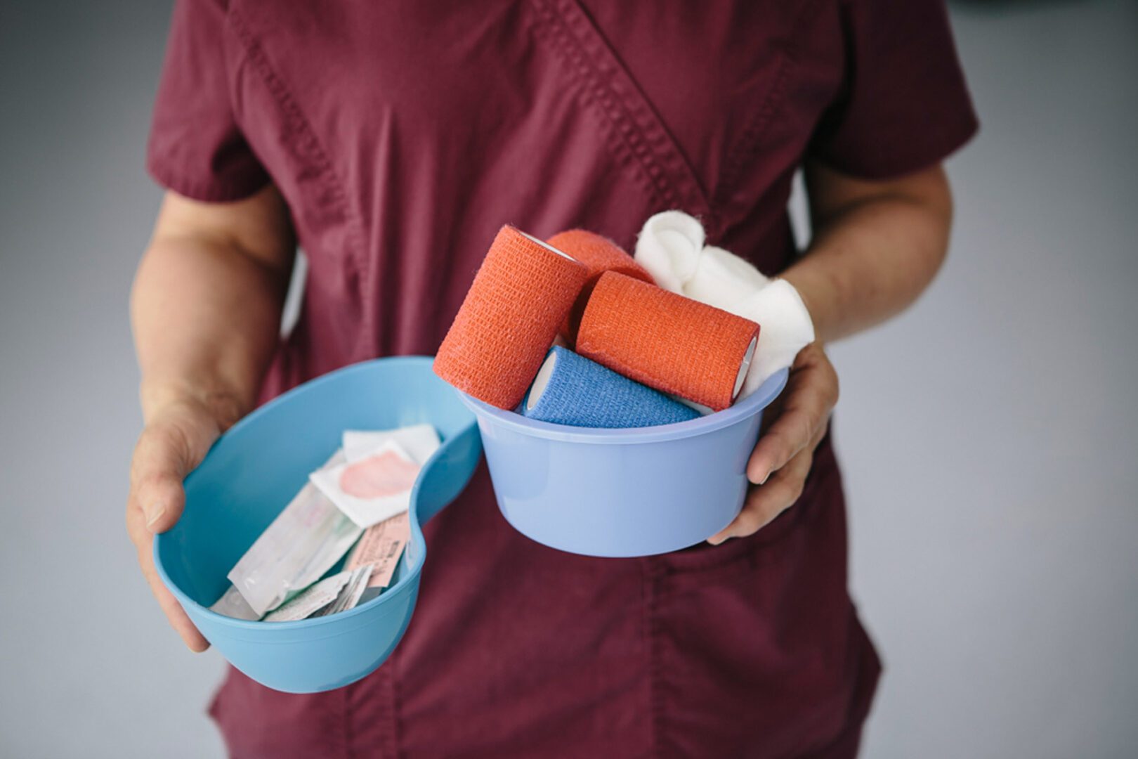 Veterinary auxiliary holding bandages