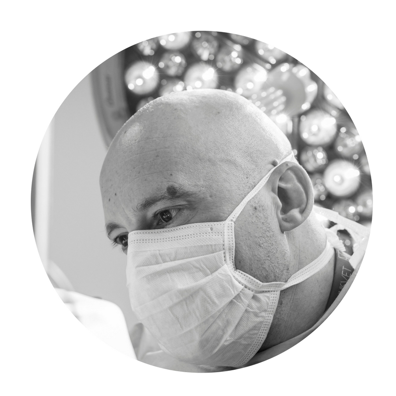 Dr Laurent Findji in surgery at Fitzpatrick Referrals